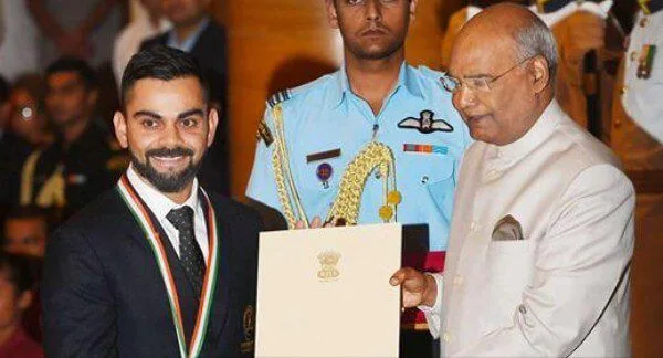 Virat Kohli receiving Khel Ratna award