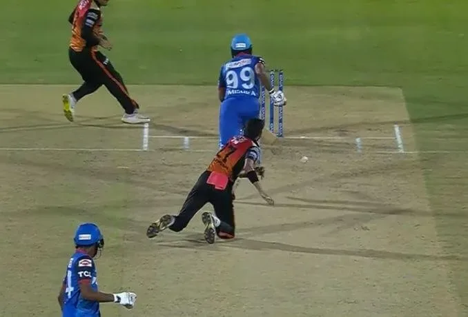 IPL 2019: Amit Mishra given out obstructing the field against SRH in the Eliminator, Watch Video