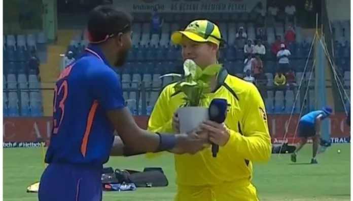India vs Australia 1st ODI: Hardik gifts Smith a special item at the toss