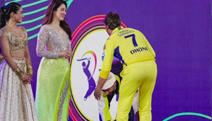 Arjit Singh touches MS Dhoni's feet during the Opening Ceremony of TATA IPL 2023