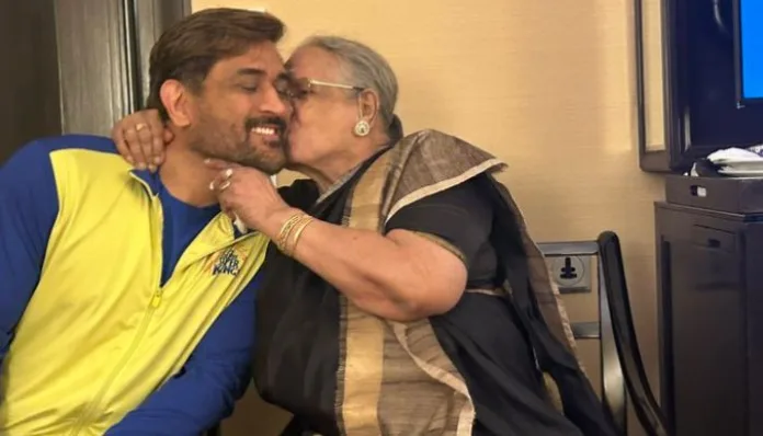 MS Dhoni meets the mother in law of Khushbu Sundar