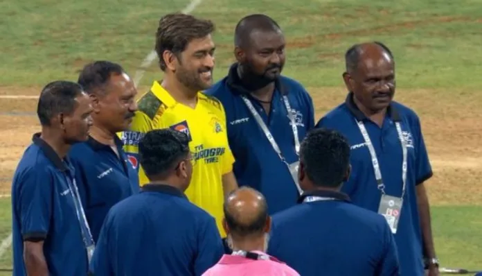 CSK skipper Mahendra Singh Dhoni wins hearts with an amazing gesture with the groundsmen