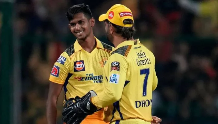 Dhoni offers a piece of advice for young Matheeshtha Pathirana