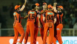How can Sunrisers Hyderabad (SRH) qualify for the playoffs? 