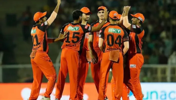 How can Sunrisers Hyderabad (SRH) qualify for the playoffs? 