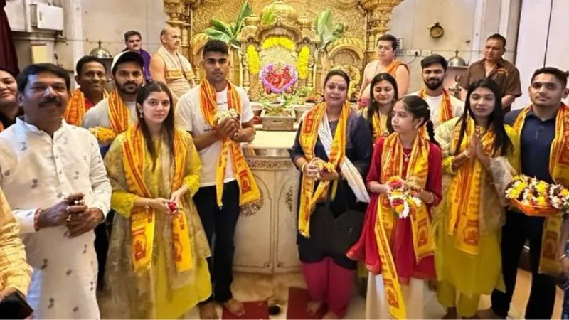 CSK Players Visit Siddhivinayak Temple for Blessings