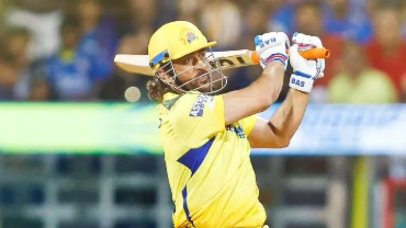 Dhoni's Late-Overs Power Surge Ignites CSK Innings, Shastri Reacts with Awe